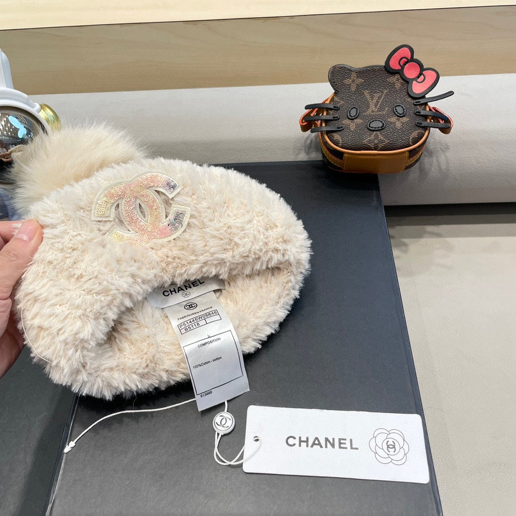 CHANEL BEANIE HAT IN WHITE CREAM SOLF FLEECE 419711