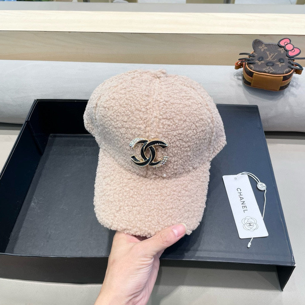 CHANEL BASEBALL HAT IN LIGHT PINK LAMB FUR 424252