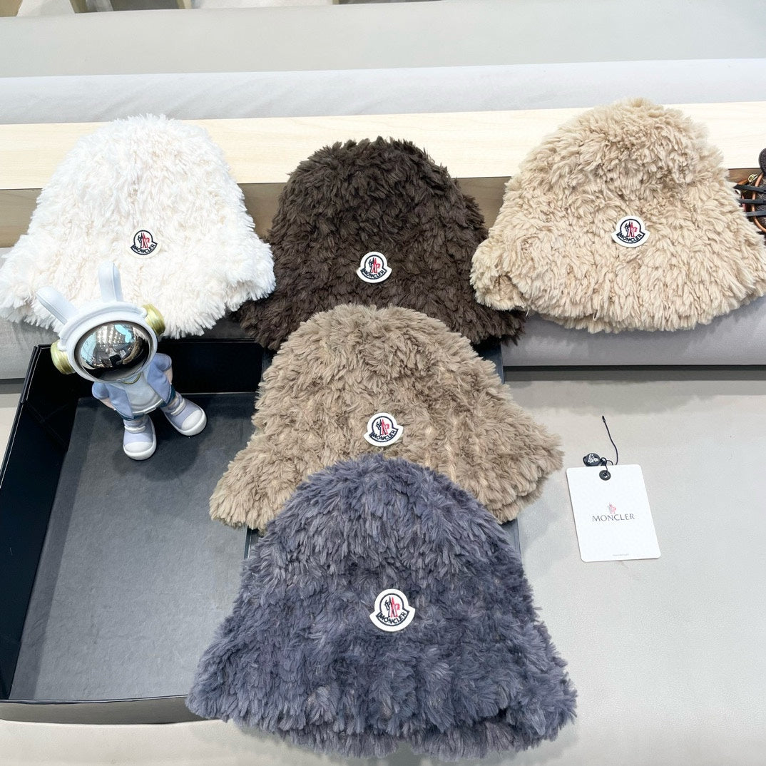 MONCLER BUCKET HAT IN PEANUT BROWN FLEECE 435042